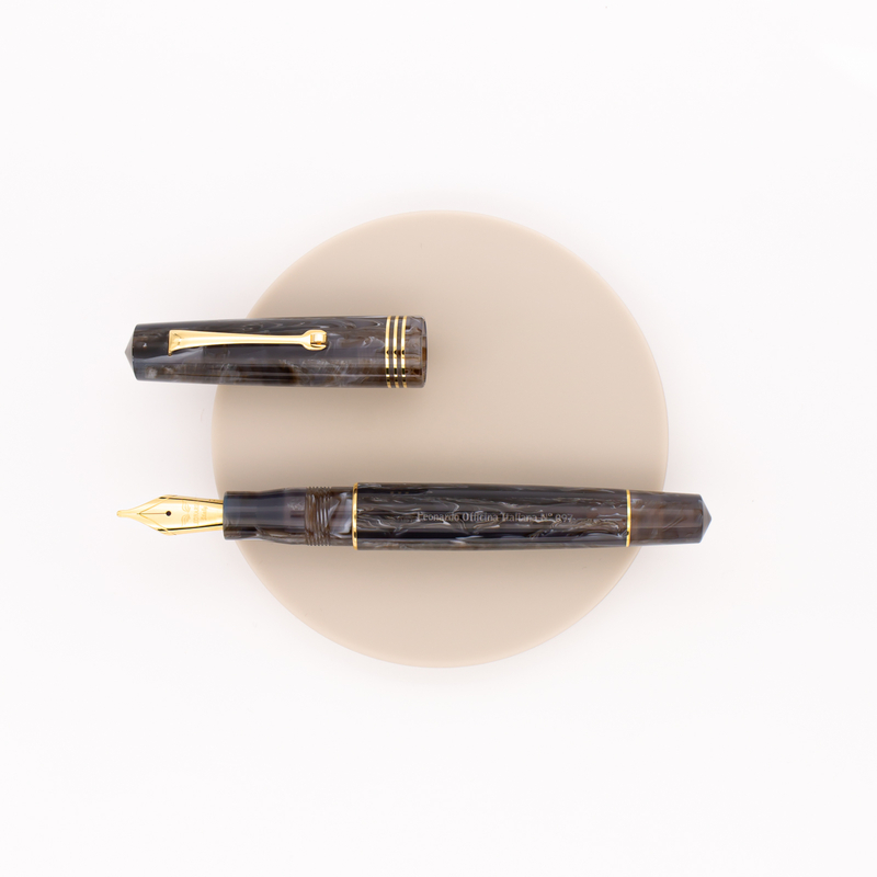 Leonardo Officina Italiana Momento Zero Penna Stilografica Corno & Oro Leonardo Officina Italiana Momento Zero Penna Stilografica Corno & Oro