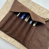 Kyoku Haku Rotolo Portapenne 6 Posti Suede Brown Kyoku Haku Rotolo Portapenne 6 Posti Suede Brown