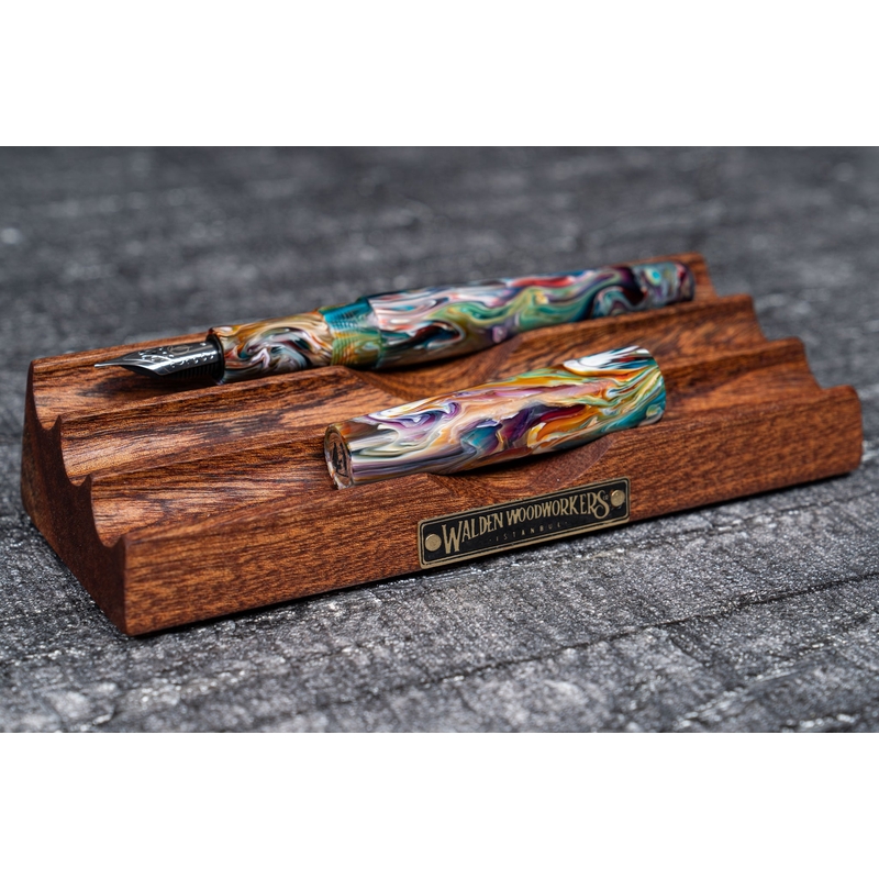 Galen Leather Galen Leather The Pen Bed Supporto Portapenne in Legno di Mogano