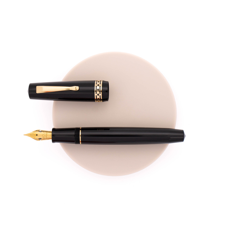 Radius Radius Settimo Fountain Pen Glossy Black & Gold Radius Radius Settimo Fountain Pen Glossy Black & Gold