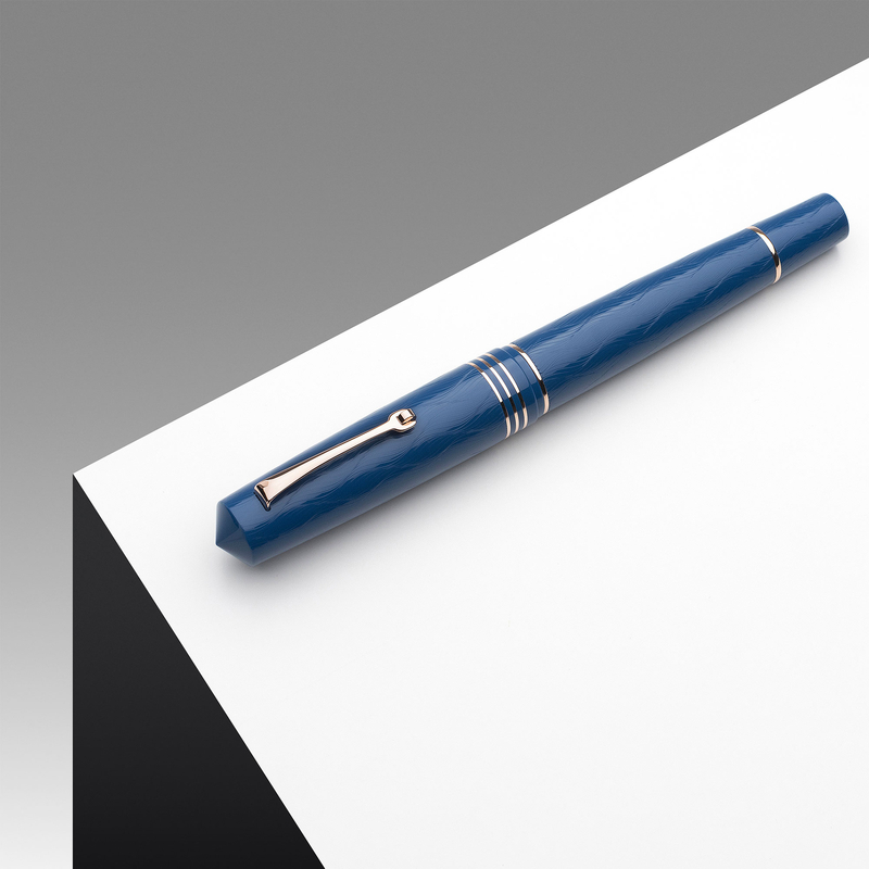 Leonardo Officina Italiana Leonardo Momento Zero Grande 2.0 L'Arte del Guillochè Penna Stilografica Iris Blue & Oro Rosa 14k