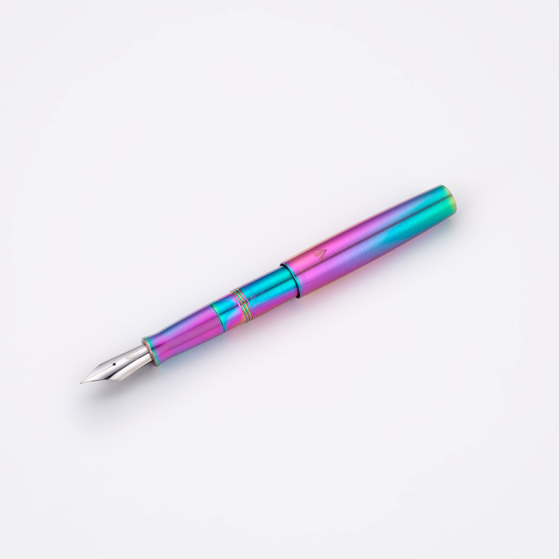 Gravitas Gravitas Dinkey Penna Stilografica Rainbow Skittle PVD Gravitas Gravitas Dinkey Penna Stilografica Rainbow Skittle PVD