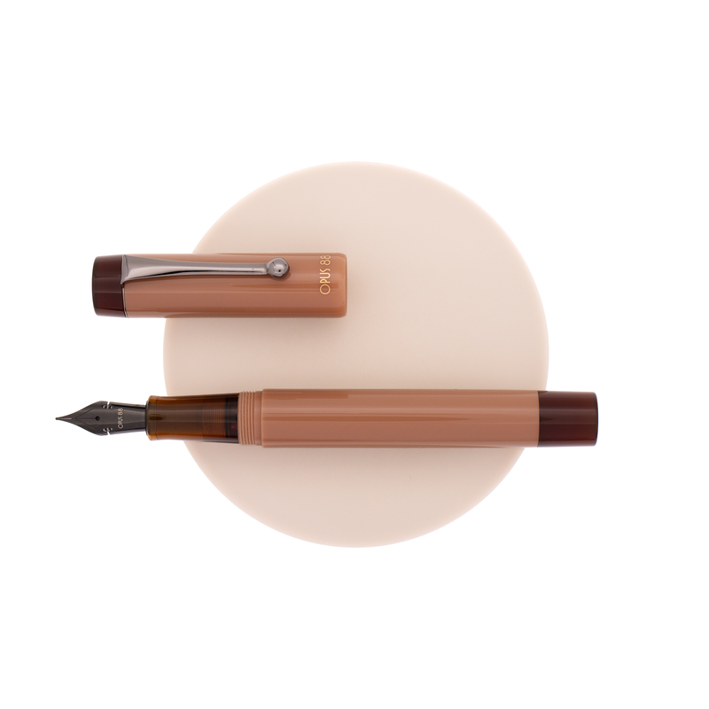 Opus 88 Opus 88 Demonstrator Penna Stilografica Mocha Mousse Opus 88 Opus 88 Demonstrator Penna Stilografica Mocha Mousse