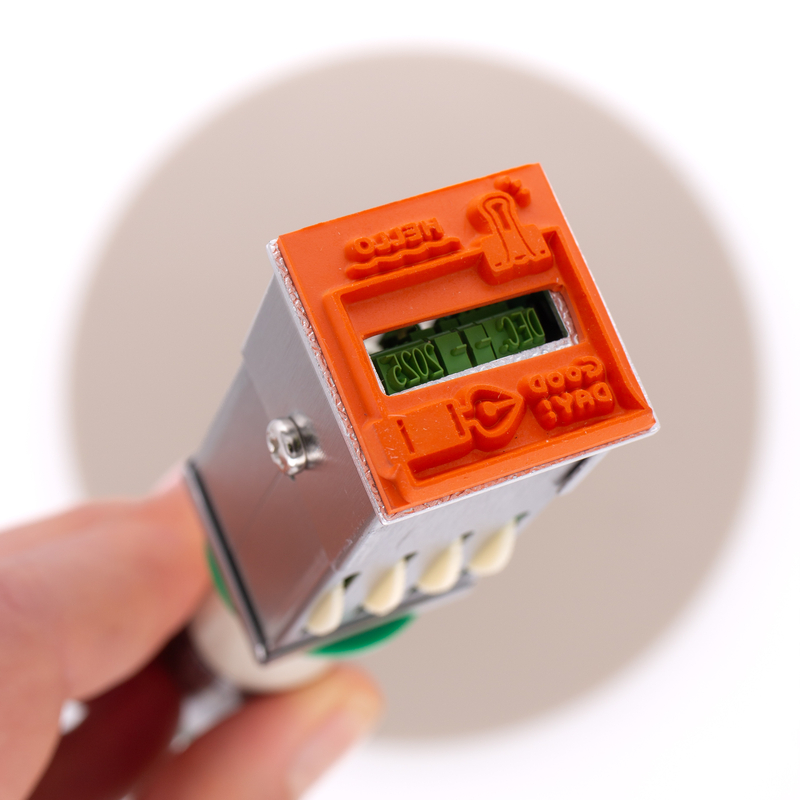 Sanby Sanby x Eric Small Things Timbro con Data Medium