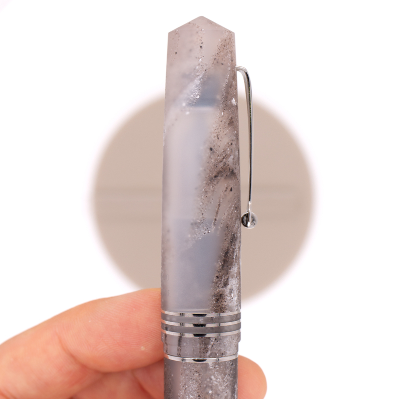 Leonardo Officina Italiana Leonardo x Stilo&Stile Momento Zero Grande Fountain Pen Milky Way